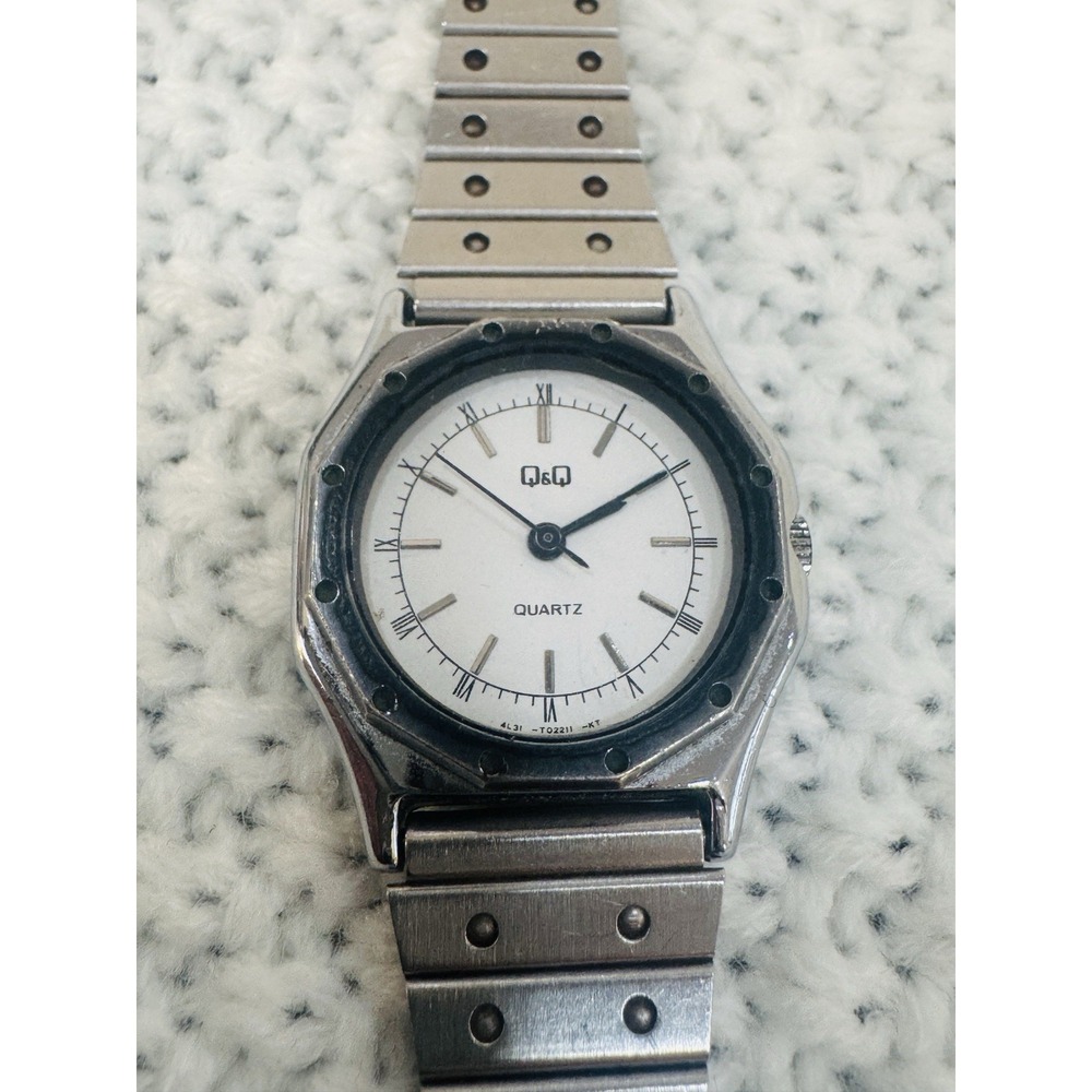 Q&Q Women's Quartz Stainless Steel Watch White Dial Small Vintage